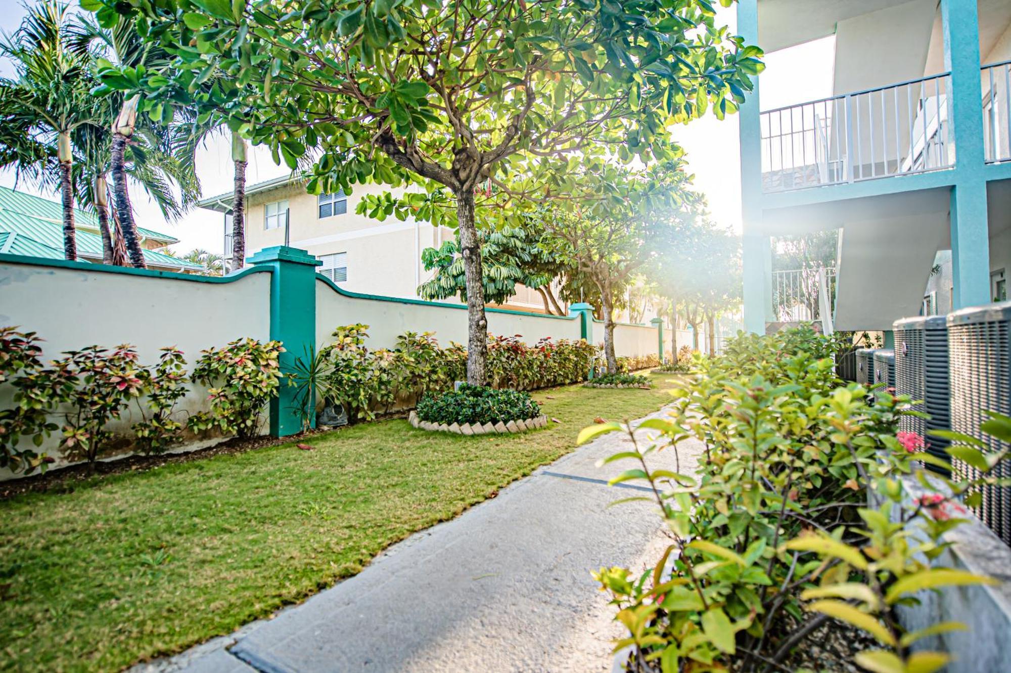 Seven Mile Beach Resort George Town Exterior photo